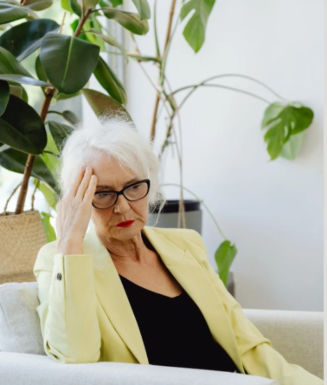 frau auf dem sofa – cokogreen